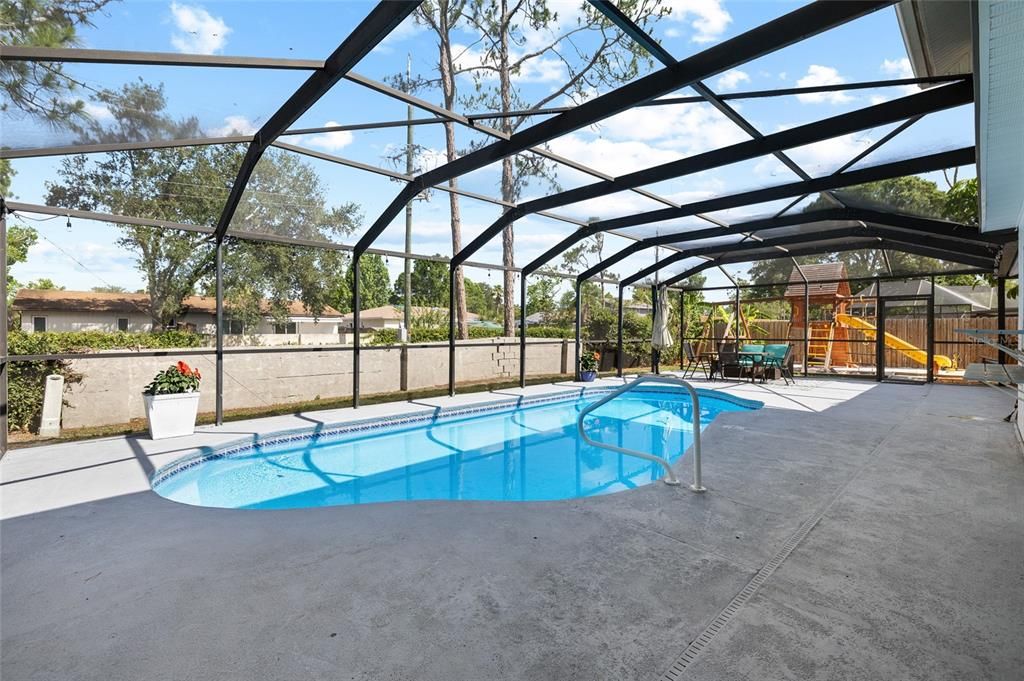 Activo con contrato: $585,000 (5 camas, 2 baños, 2491 Pies cuadrados)