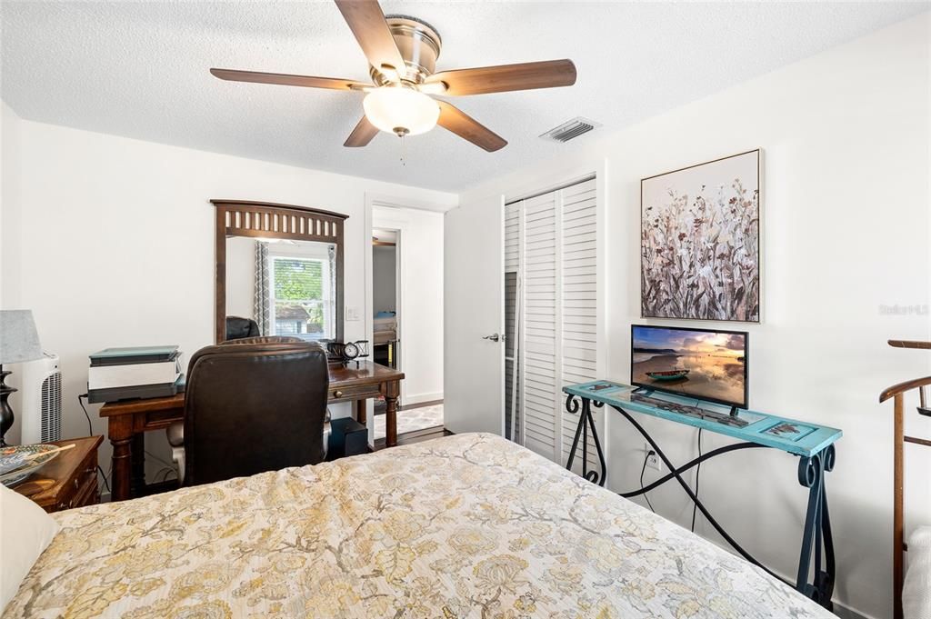 Activo con contrato: $585,000 (5 camas, 2 baños, 2491 Pies cuadrados)