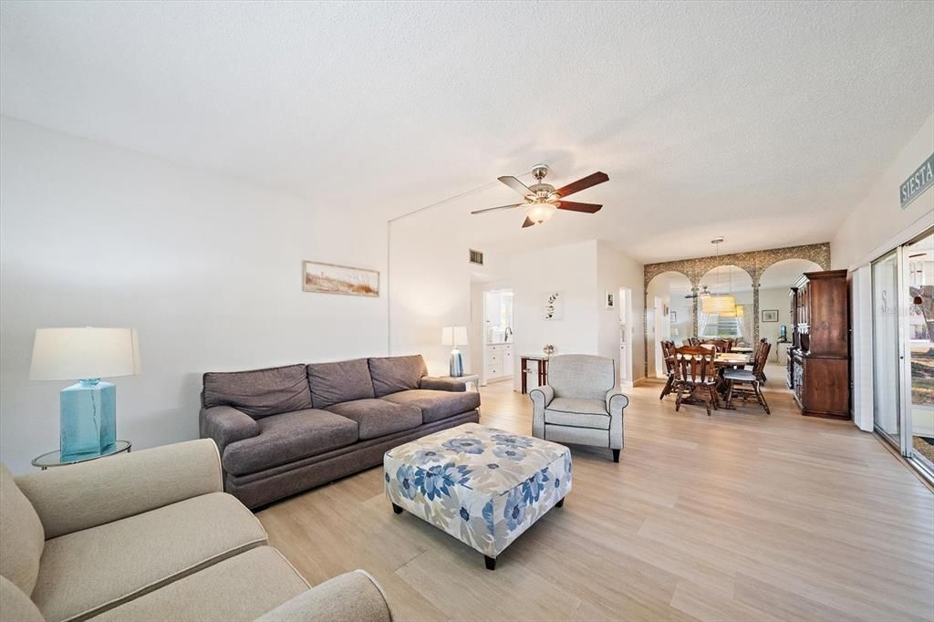 Activo con contrato: $239,000 (2 camas, 2 baños, 1155 Pies cuadrados)