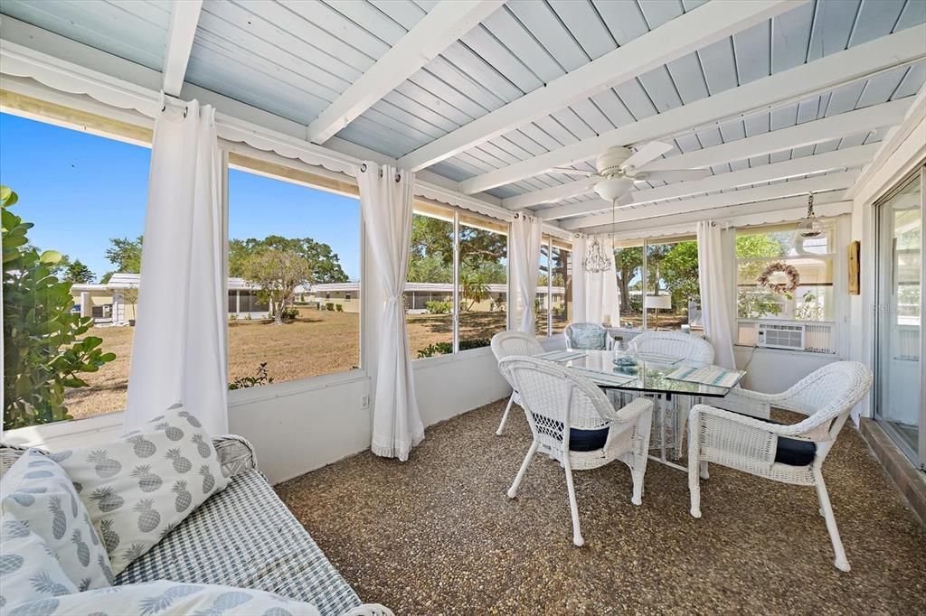 Activo con contrato: $239,000 (2 camas, 2 baños, 1155 Pies cuadrados)