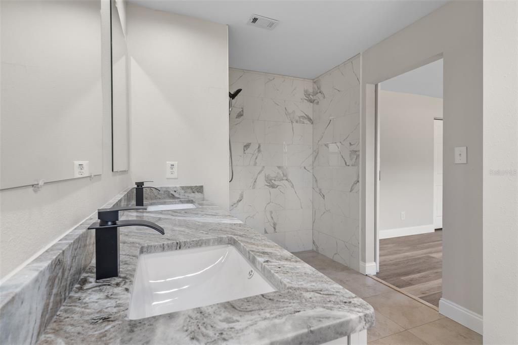 Activo con contrato: $289,900 (3 camas, 2 baños, 1536 Pies cuadrados)