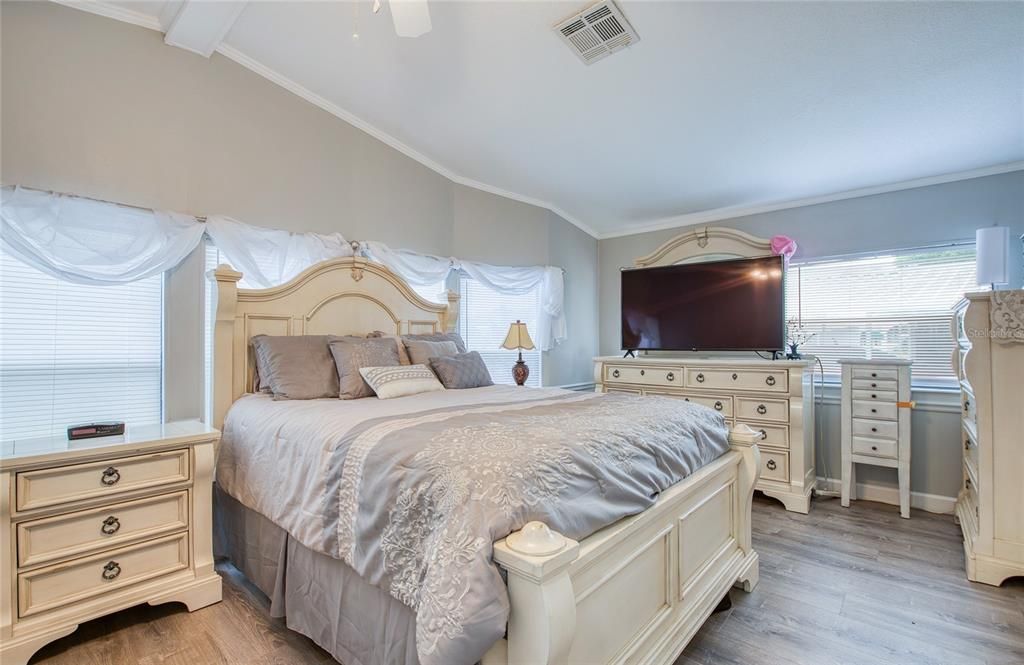 Active With Contract: $269,000 (3 beds, 2 baths, 1253 Square Feet)