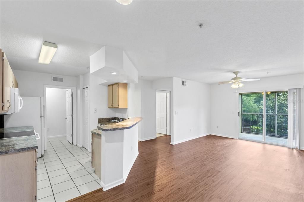 For Sale: $199,900 (1 beds, 1 baths, 732 Square Feet)