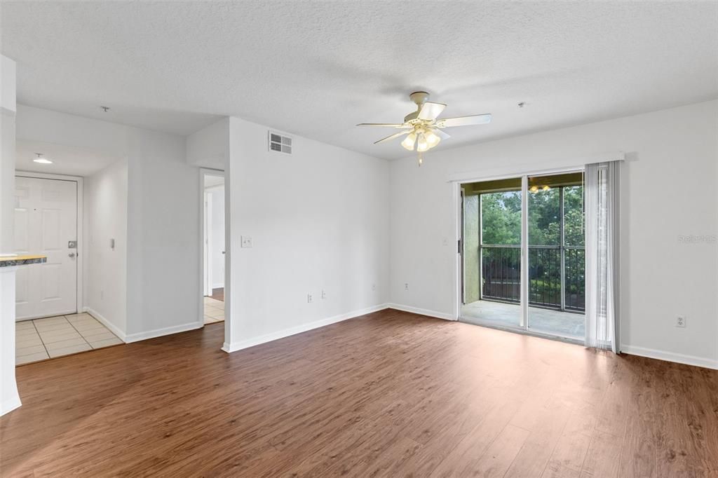 For Sale: $199,900 (1 beds, 1 baths, 732 Square Feet)