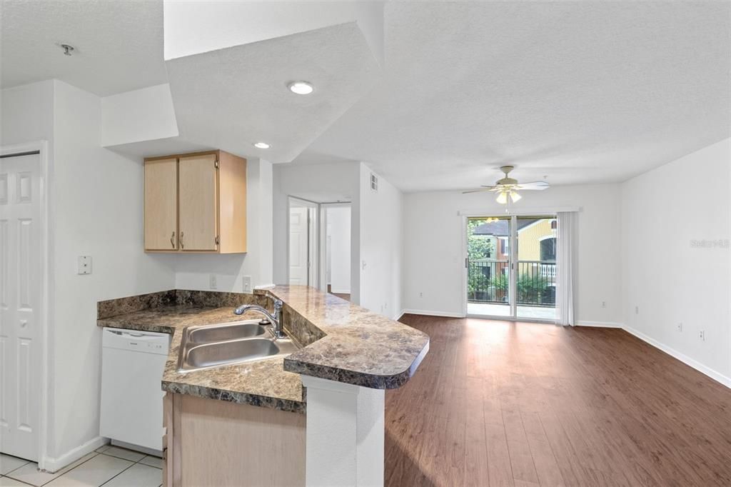 For Sale: $199,900 (1 beds, 1 baths, 732 Square Feet)