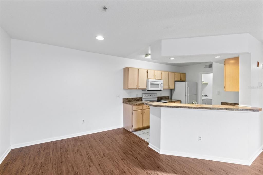 For Sale: $199,900 (1 beds, 1 baths, 732 Square Feet)