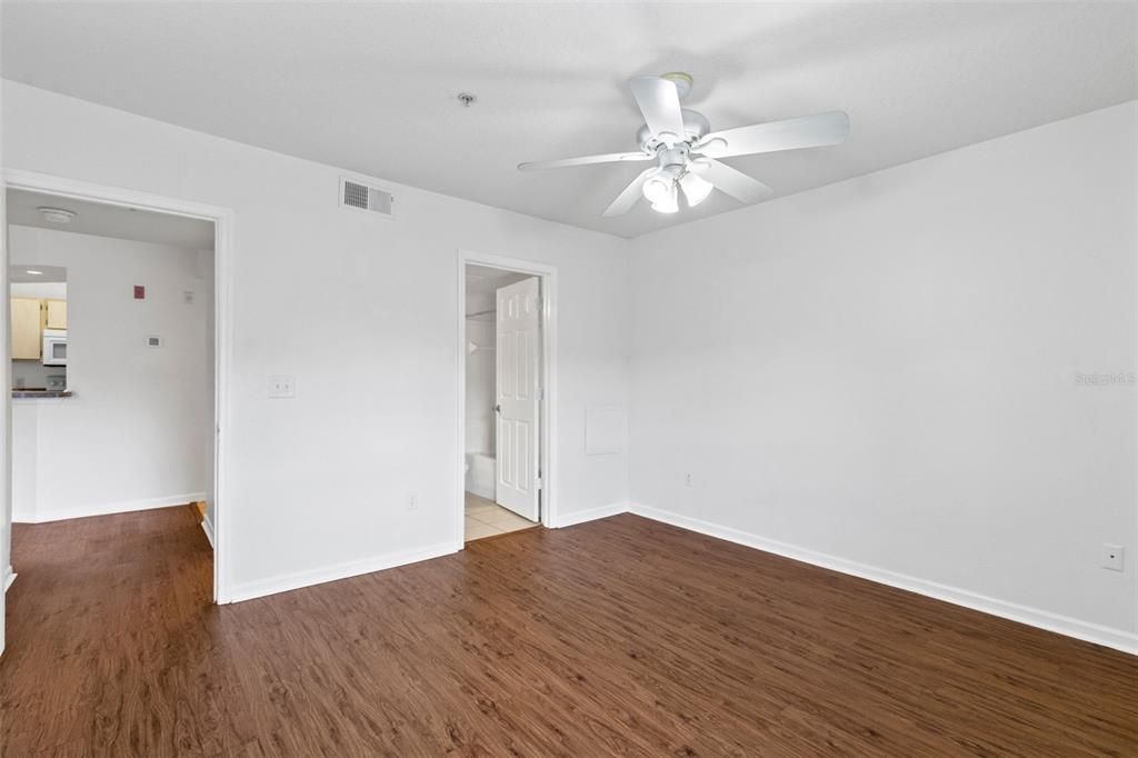 For Sale: $199,900 (1 beds, 1 baths, 732 Square Feet)