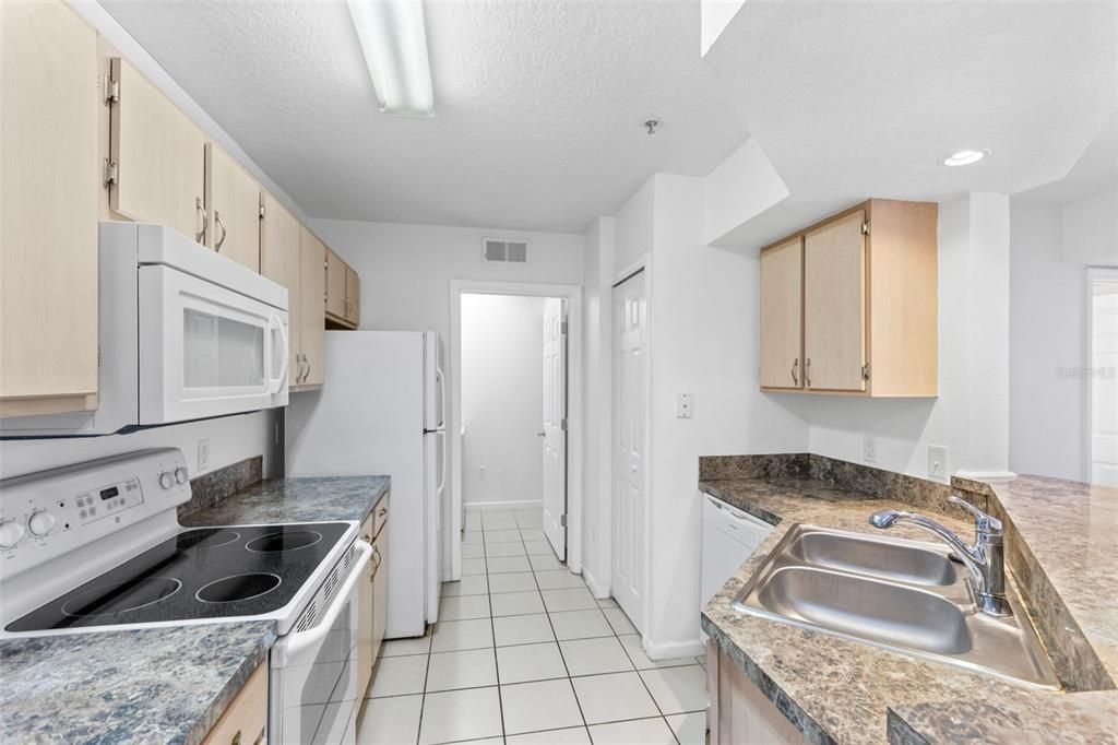 For Sale: $199,900 (1 beds, 1 baths, 732 Square Feet)
