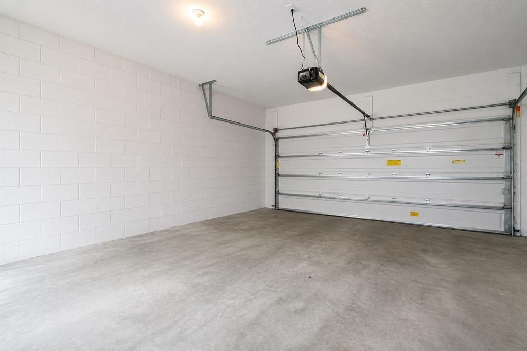 Active With Contract: $2,800 (3 beds, 2 baths, 1560 Square Feet)