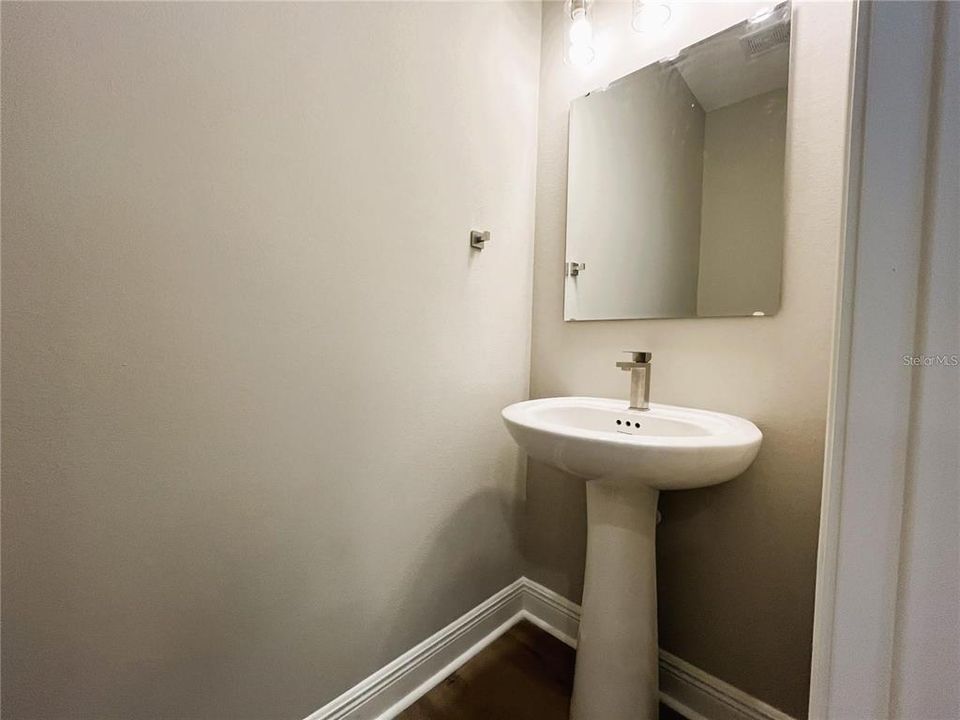Под контрактом: $2,950 (3 спален, 2 ванн, 1672 Квадратных фут)