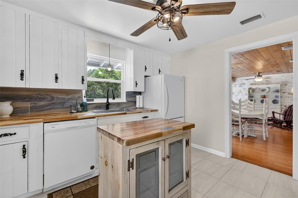 Active With Contract: $399,900 (3 beds, 2 baths, 1440 Square Feet)