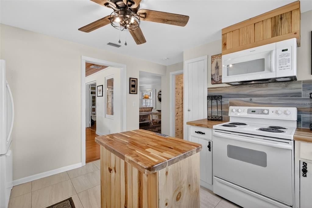 Active With Contract: $399,900 (3 beds, 2 baths, 1440 Square Feet)