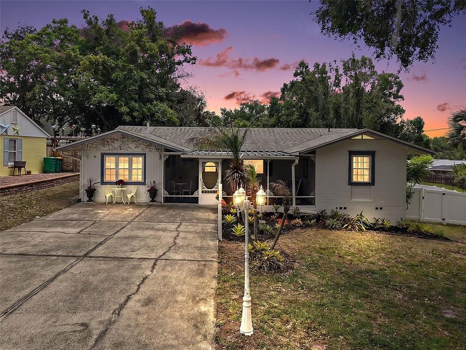 Active With Contract: $399,900 (3 beds, 2 baths, 1440 Square Feet)
