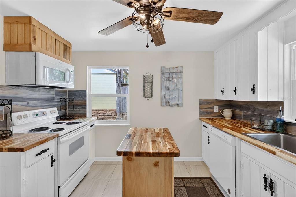 Active With Contract: $399,900 (3 beds, 2 baths, 1440 Square Feet)