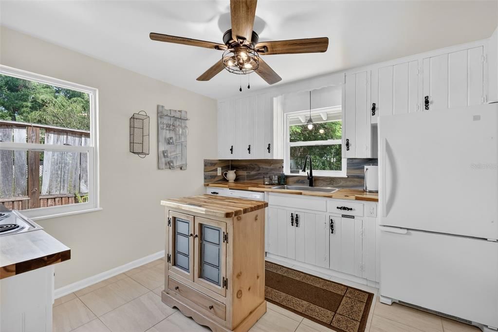 Active With Contract: $399,900 (3 beds, 2 baths, 1440 Square Feet)