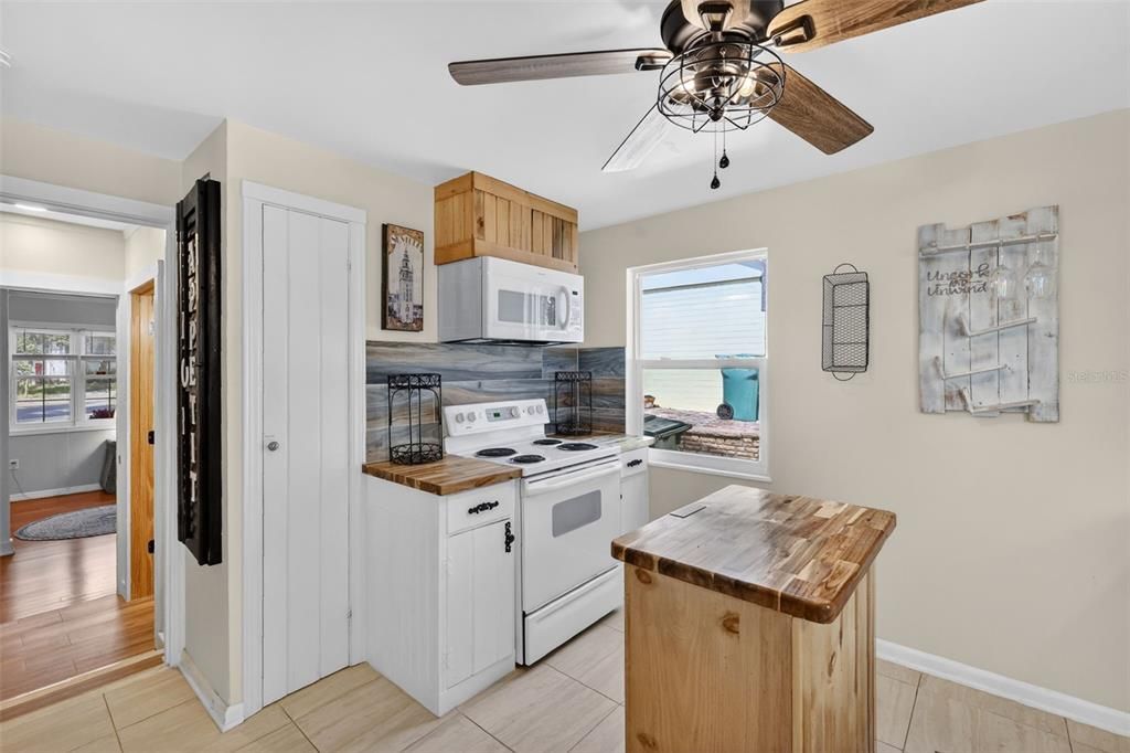 Active With Contract: $399,900 (3 beds, 2 baths, 1440 Square Feet)