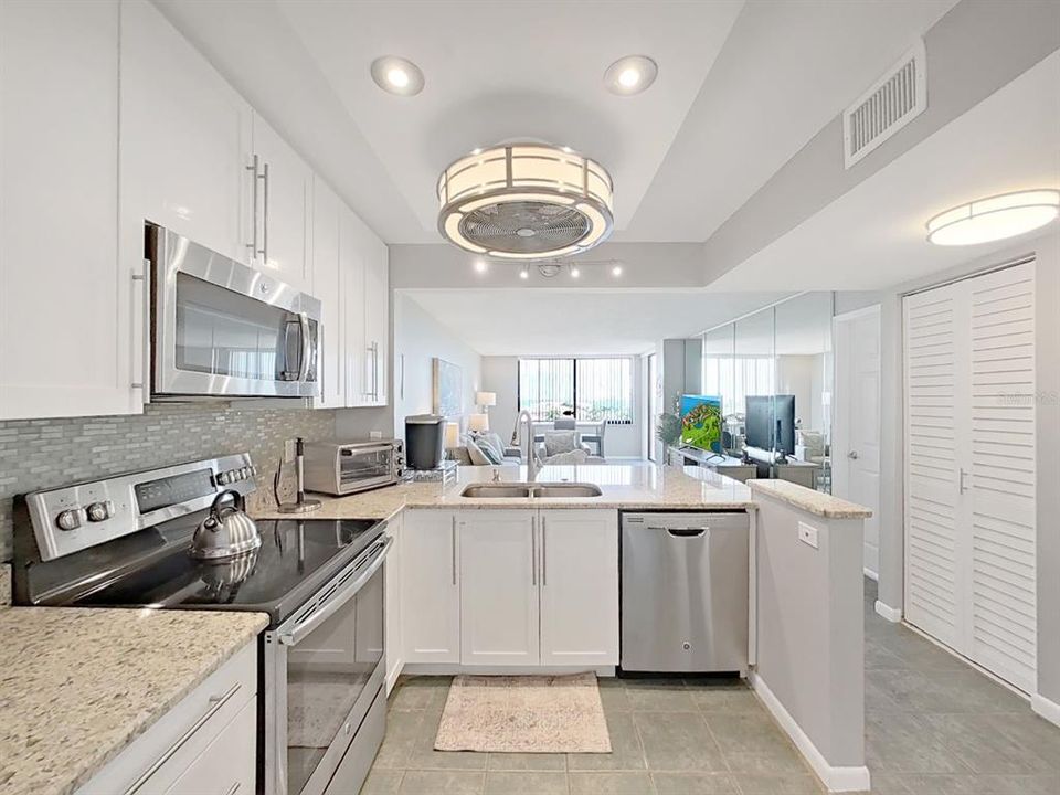 Active With Contract: $249,900 (1 beds, 1 baths, 780 Square Feet)