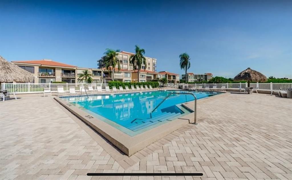 Active With Contract: $249,900 (1 beds, 1 baths, 780 Square Feet)