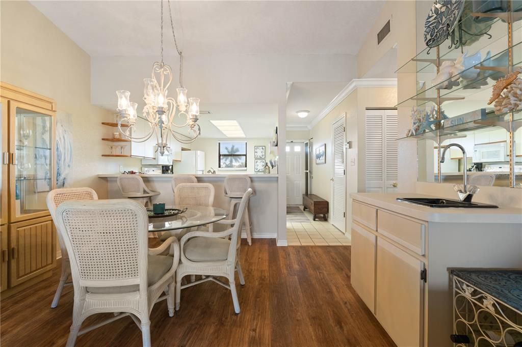Active With Contract: $279,900 (2 beds, 2 baths, 1111 Square Feet)