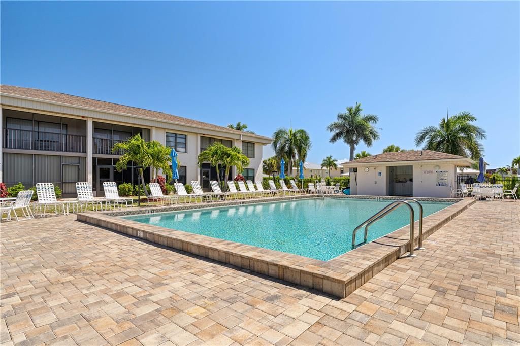 Active With Contract: $279,900 (2 beds, 2 baths, 1111 Square Feet)