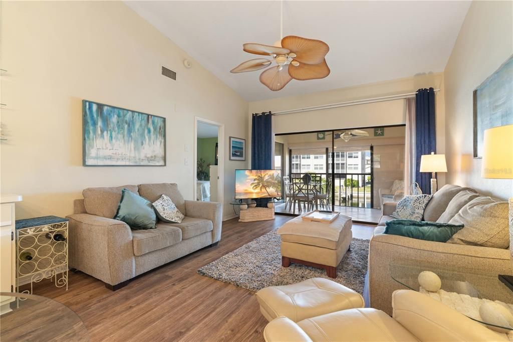 Active With Contract: $279,900 (2 beds, 2 baths, 1111 Square Feet)