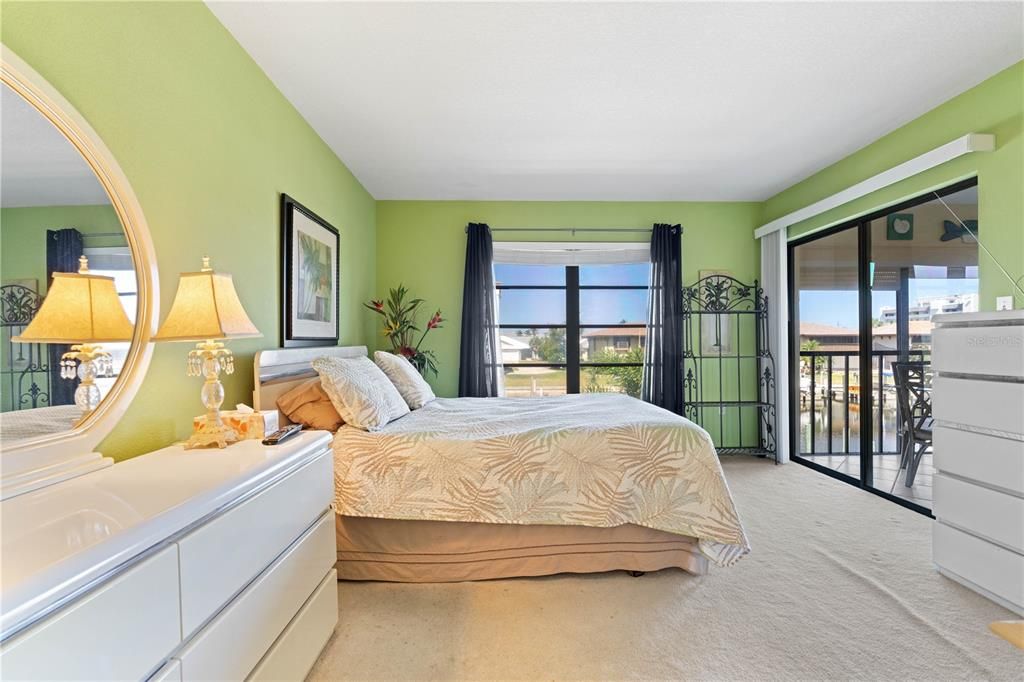 Active With Contract: $279,900 (2 beds, 2 baths, 1111 Square Feet)