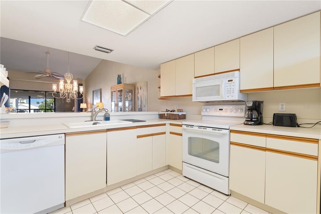 Active With Contract: $279,900 (2 beds, 2 baths, 1111 Square Feet)