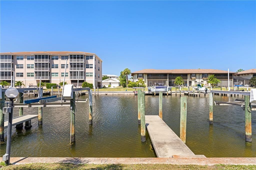 Active With Contract: $279,900 (2 beds, 2 baths, 1111 Square Feet)