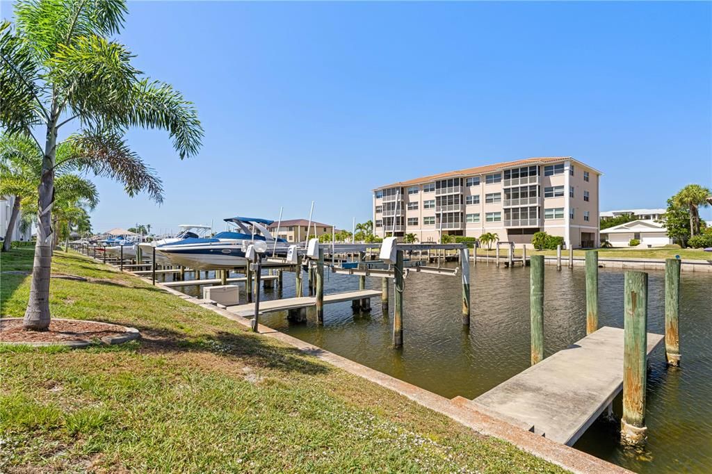 Active With Contract: $279,900 (2 beds, 2 baths, 1111 Square Feet)