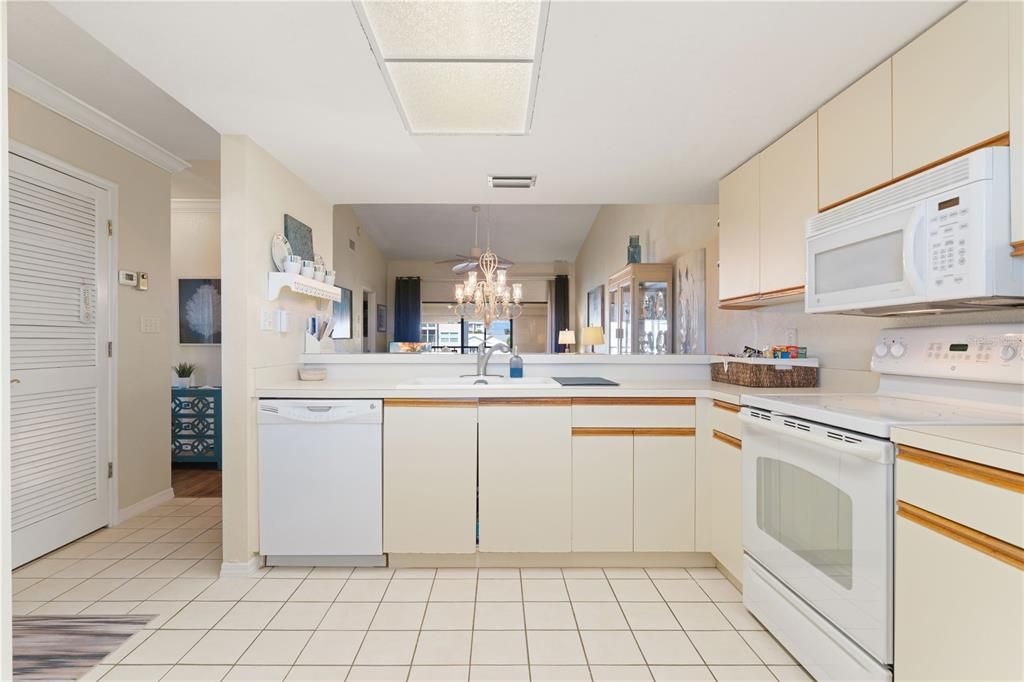 Active With Contract: $279,900 (2 beds, 2 baths, 1111 Square Feet)