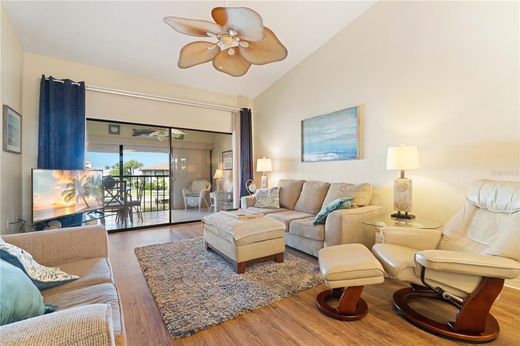 Active With Contract: $279,900 (2 beds, 2 baths, 1111 Square Feet)