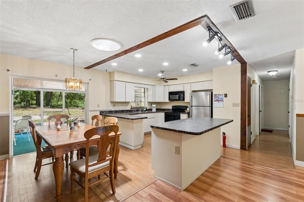En Venta: $265,000 (3 camas, 2 baños, 1644 Pies cuadrados)