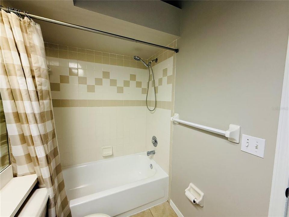 Active With Contract: $1,900 (2 beds, 2 baths, 1406 Square Feet)
