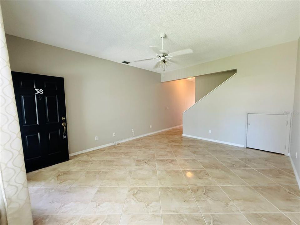 Active With Contract: $1,900 (2 beds, 2 baths, 1406 Square Feet)