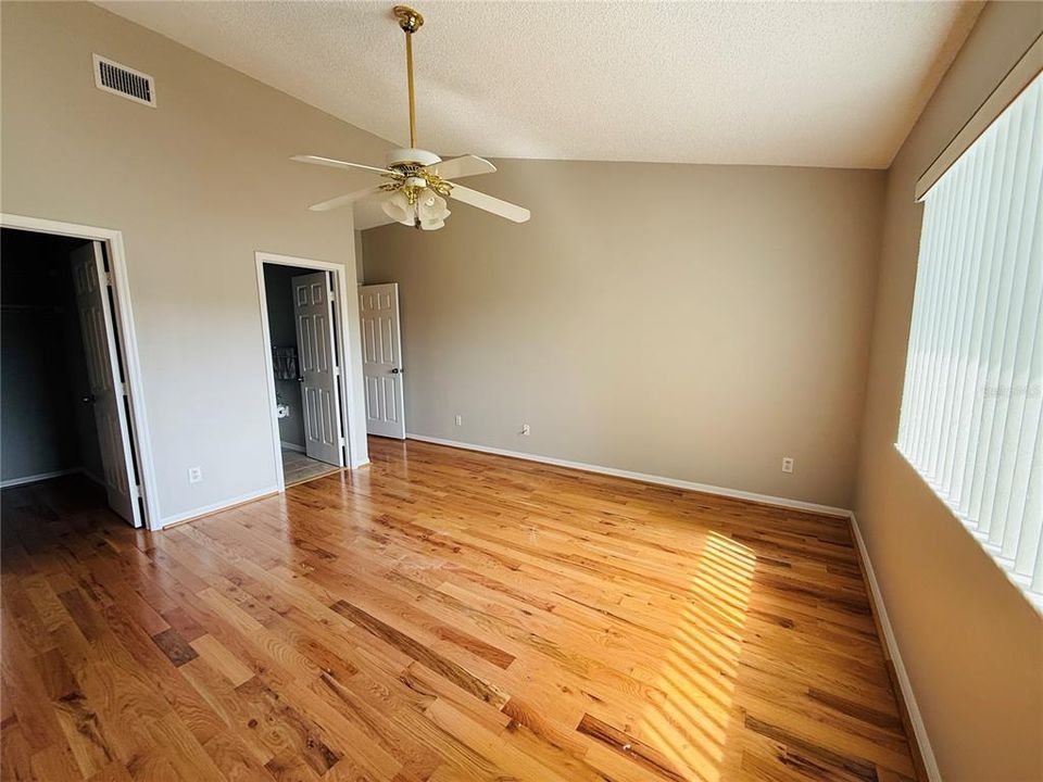 Active With Contract: $1,900 (2 beds, 2 baths, 1406 Square Feet)