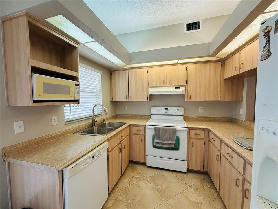 Active With Contract: $1,900 (2 beds, 2 baths, 1406 Square Feet)