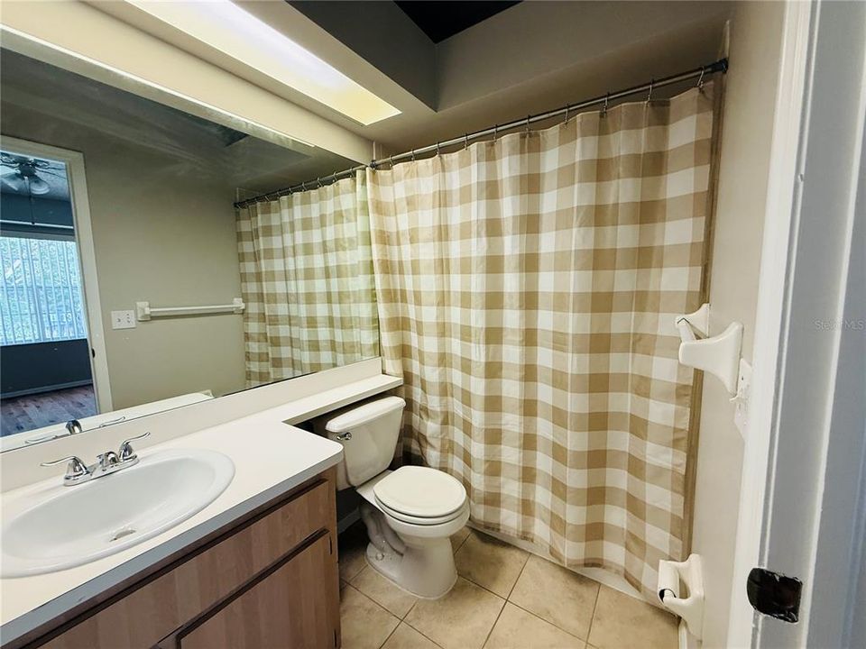 Active With Contract: $1,900 (2 beds, 2 baths, 1406 Square Feet)