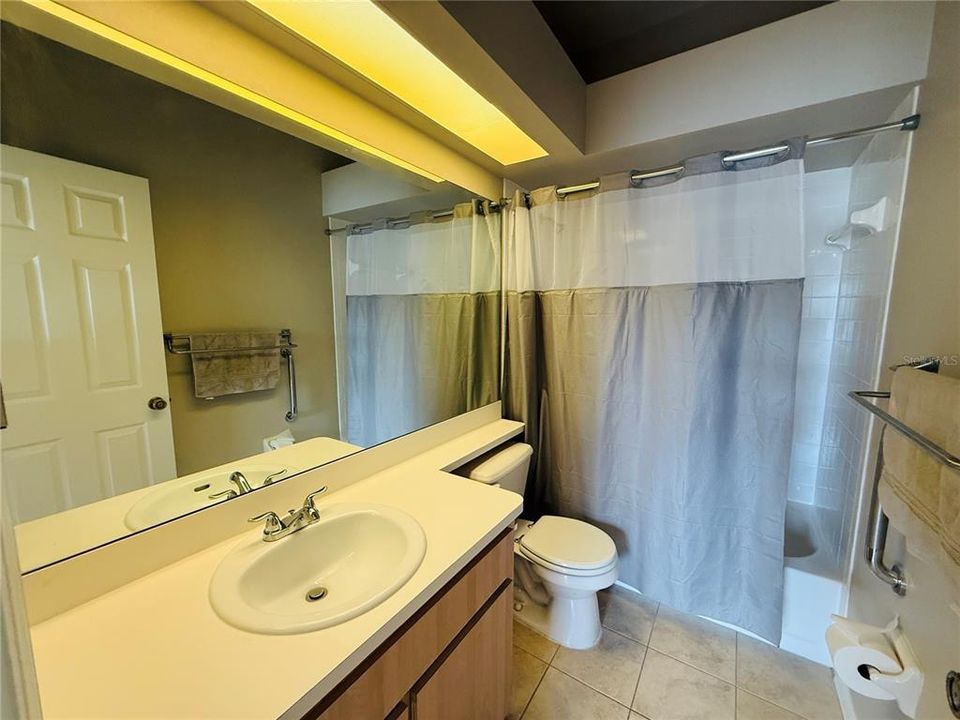Active With Contract: $1,900 (2 beds, 2 baths, 1406 Square Feet)