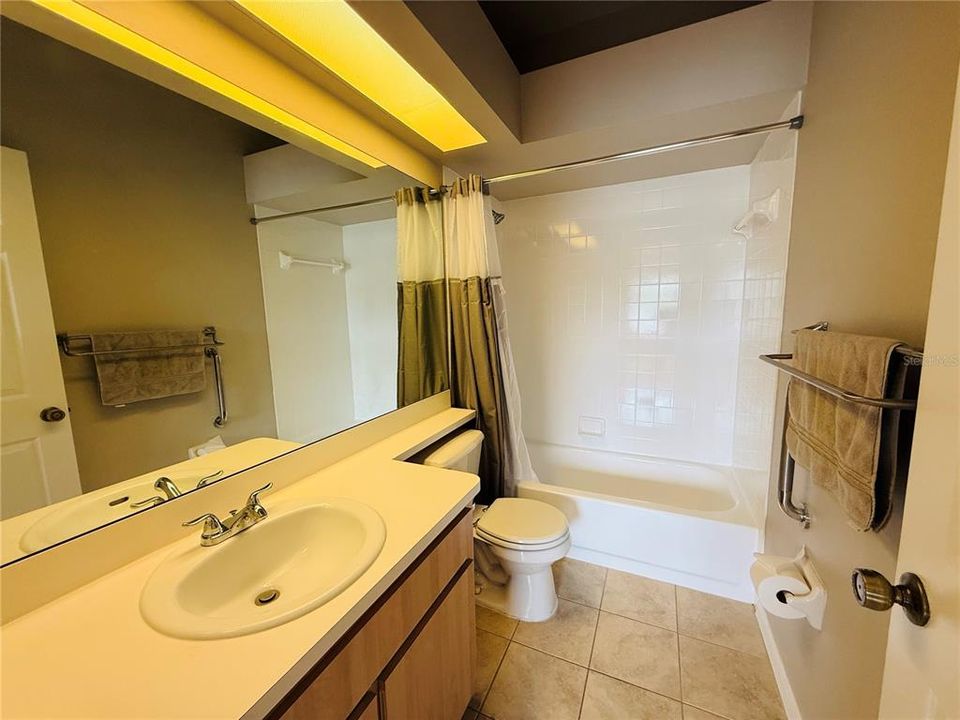 Active With Contract: $1,900 (2 beds, 2 baths, 1406 Square Feet)