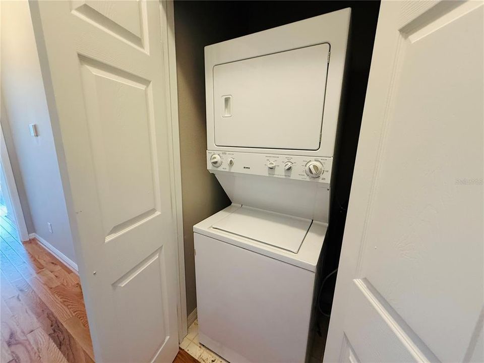 Active With Contract: $1,900 (2 beds, 2 baths, 1406 Square Feet)