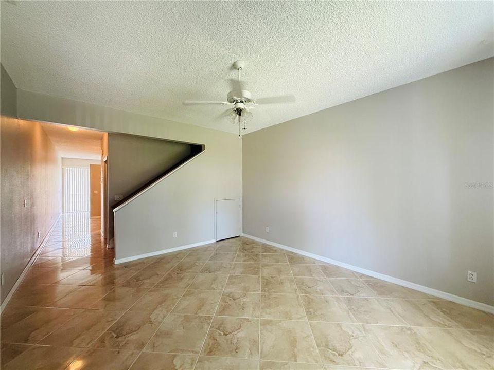 Active With Contract: $1,900 (2 beds, 2 baths, 1406 Square Feet)