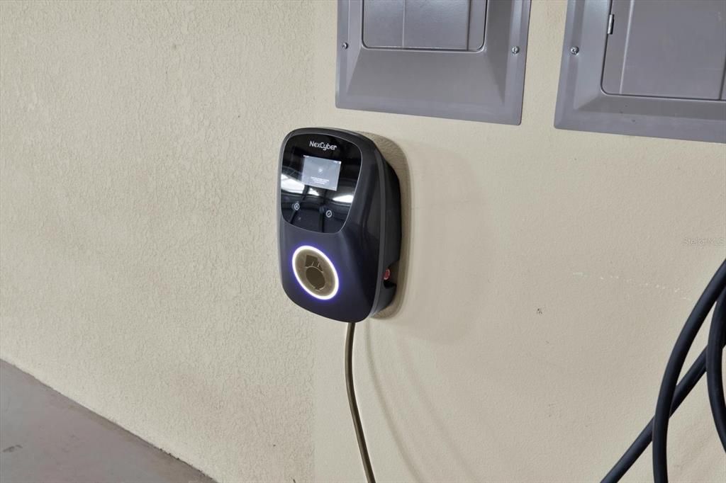 Activo con contrato: $760,000 (4 camas, 4 baños, 3643 Pies cuadrados)