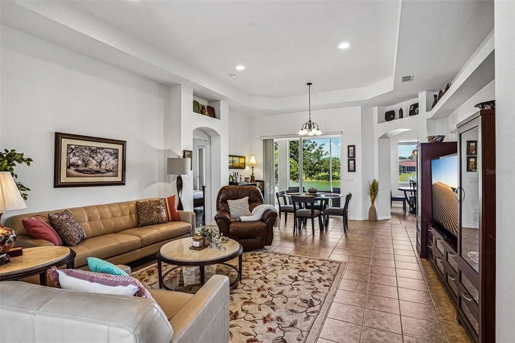 Activo con contrato: $310,000 (3 camas, 2 baños, 1537 Pies cuadrados)