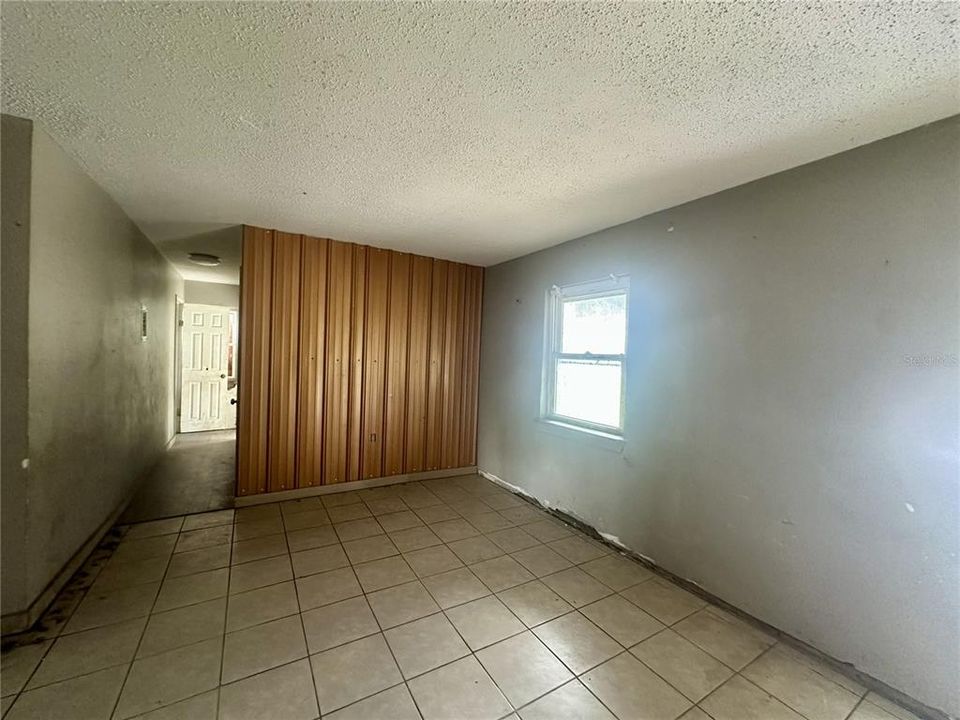 For Sale: $100,000 (2 beds, 1 baths, 1041 Square Feet)