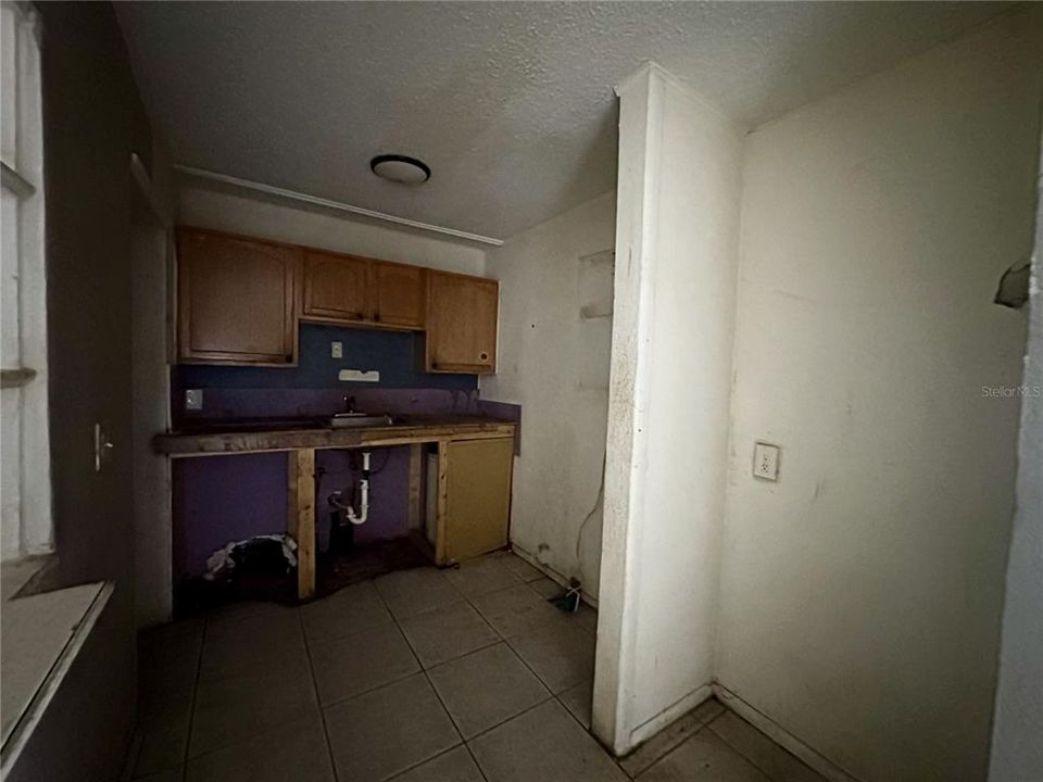 For Sale: $100,000 (2 beds, 1 baths, 1041 Square Feet)