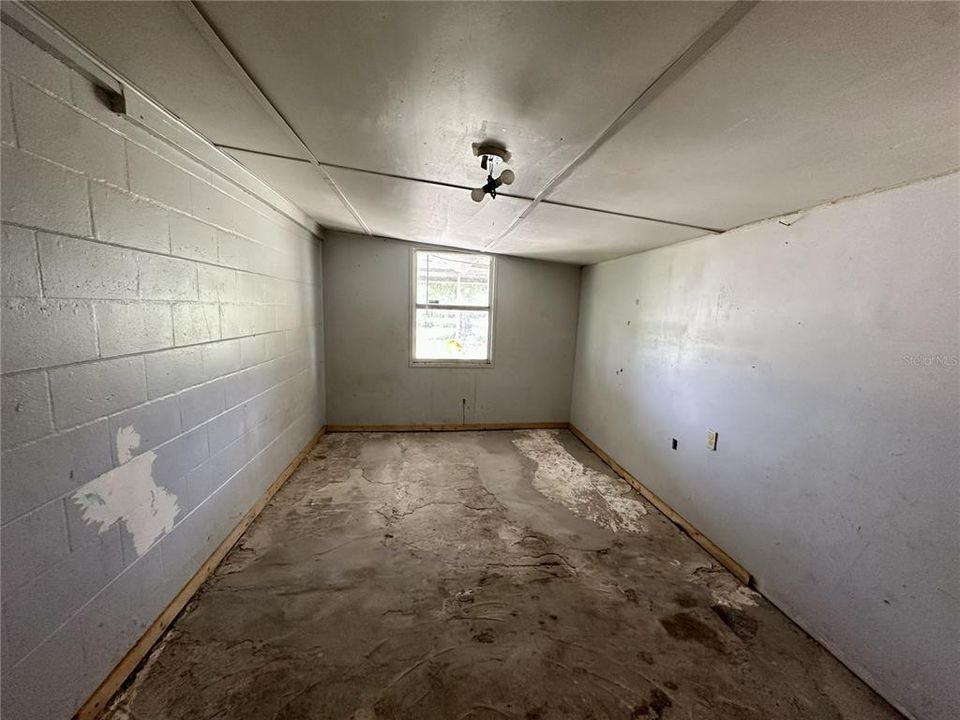 For Sale: $100,000 (2 beds, 1 baths, 1041 Square Feet)