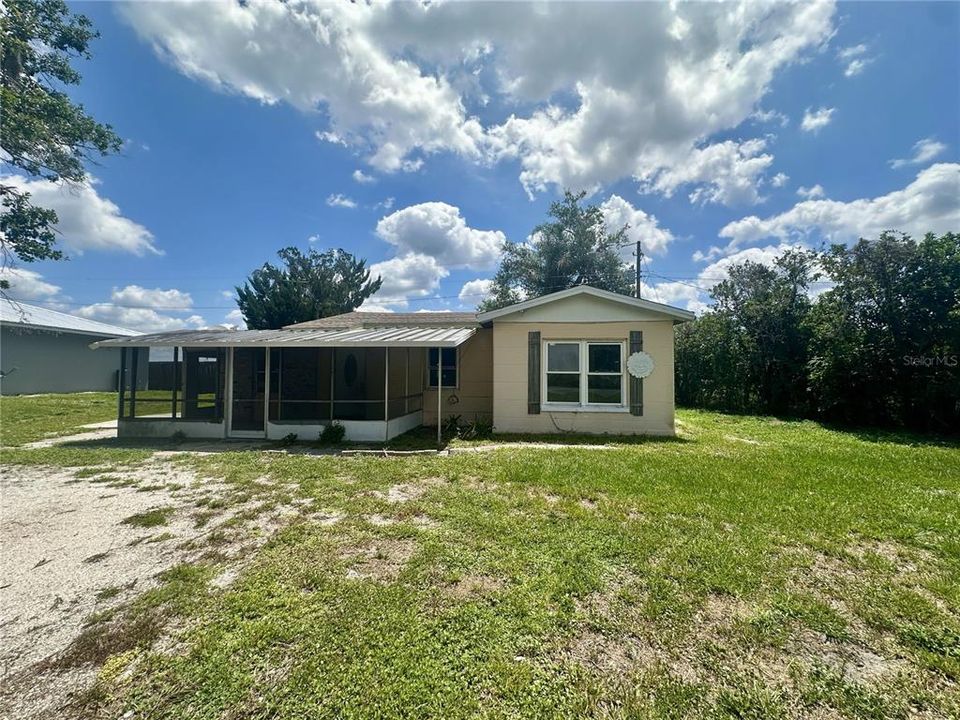 For Sale: $100,000 (2 beds, 1 baths, 1041 Square Feet)
