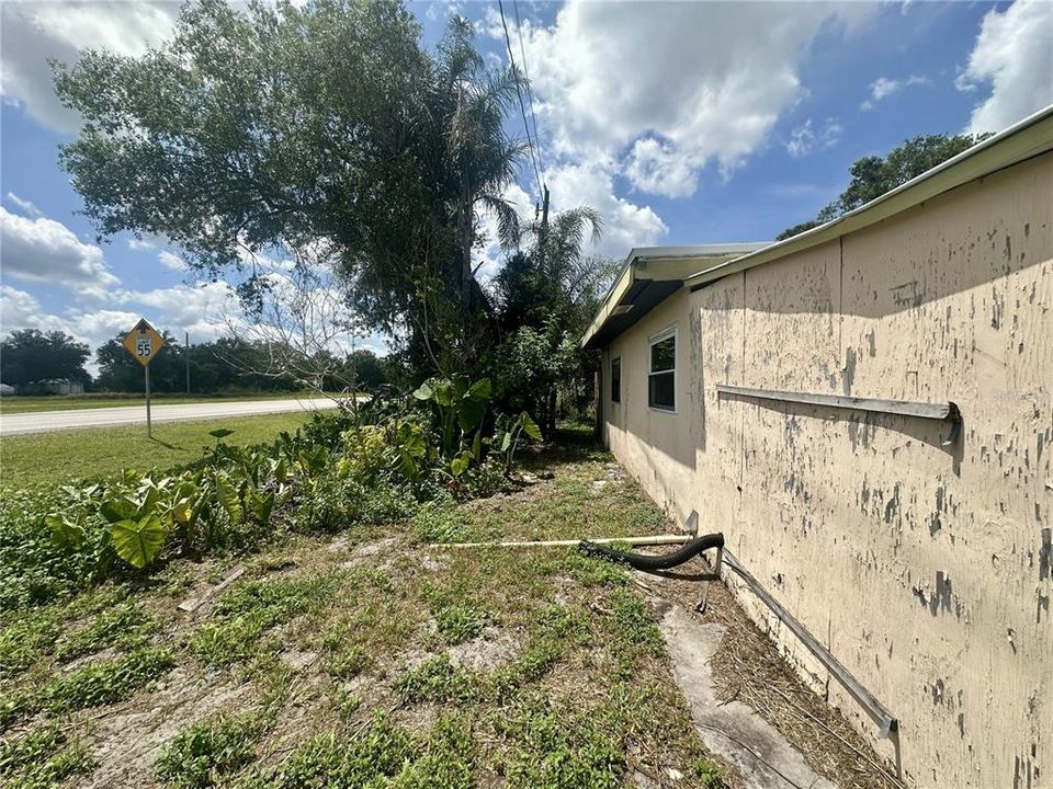 For Sale: $100,000 (2 beds, 1 baths, 1041 Square Feet)