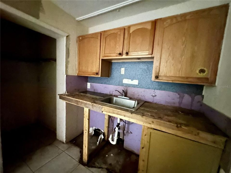 For Sale: $100,000 (2 beds, 1 baths, 1041 Square Feet)