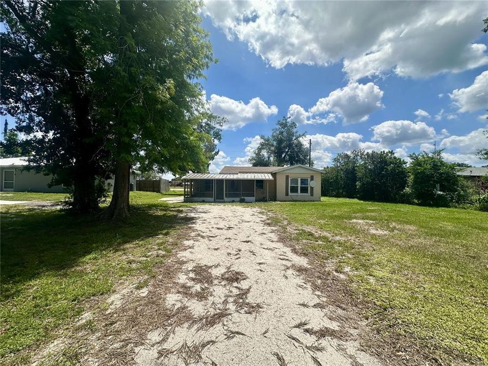 For Sale: $100,000 (2 beds, 1 baths, 1041 Square Feet)